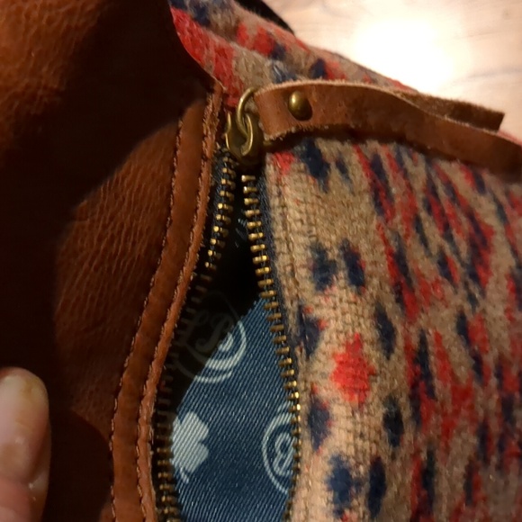 Lucky Brand southwestern crossbody with gold and leather details - Picture 11 of 15